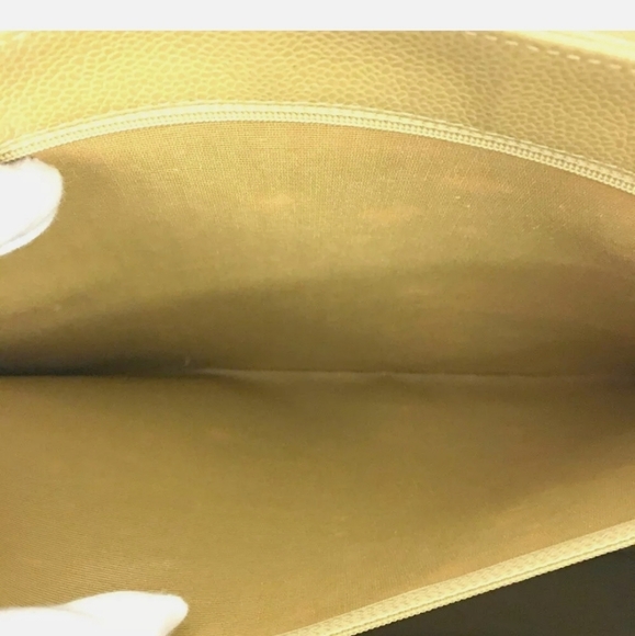 🎉🎉HP🎉🎉CHANEL Beige CC Caviar Large Tote - Picture 3 of 10